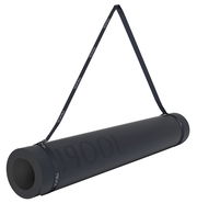 Schwarze Yogamatte, zusammengerollt mit Tragegurt, seitliche Perspektive