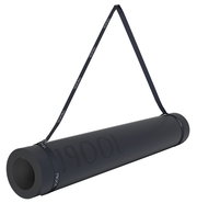 Schwarze Yogamatte, zusammengerollt mit Tragegurt, seitliche Perspektive