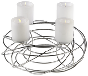 Silberner Dekokranz für 4 Kerzen mit modernen, ineinander verschlungenen Metallringen, seitliche Perspektive