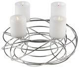 Silberner Dekokranz für 4 Kerzen mit modernen, ineinander verschlungenen Metallringen, seitliche Perspektive