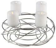 Silberner Dekokranz für 4 Kerzen mit modernen, ineinander verschlungenen Metallringen, seitliche Perspektive