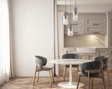 Moderne Hängeleuchte TULIVAR in einer eleganten Küche mit drei Leuchten, die von der Decke hängen, aus der Perspektive des Essbereichs betrachtet.