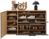 Hängeschuhschrank aus Holz mit mehreren Fächern, gefüllt mit verschiedenen Schuhen und dekorativen Objekten auf der Oberseite, frontal betrachtet.