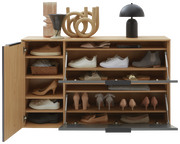 Hängeschuhschrank aus Holz mit mehreren Fächern, gefüllt mit verschiedenen Schuhen und dekorativen Objekten auf der Oberseite, frontal betrachtet.