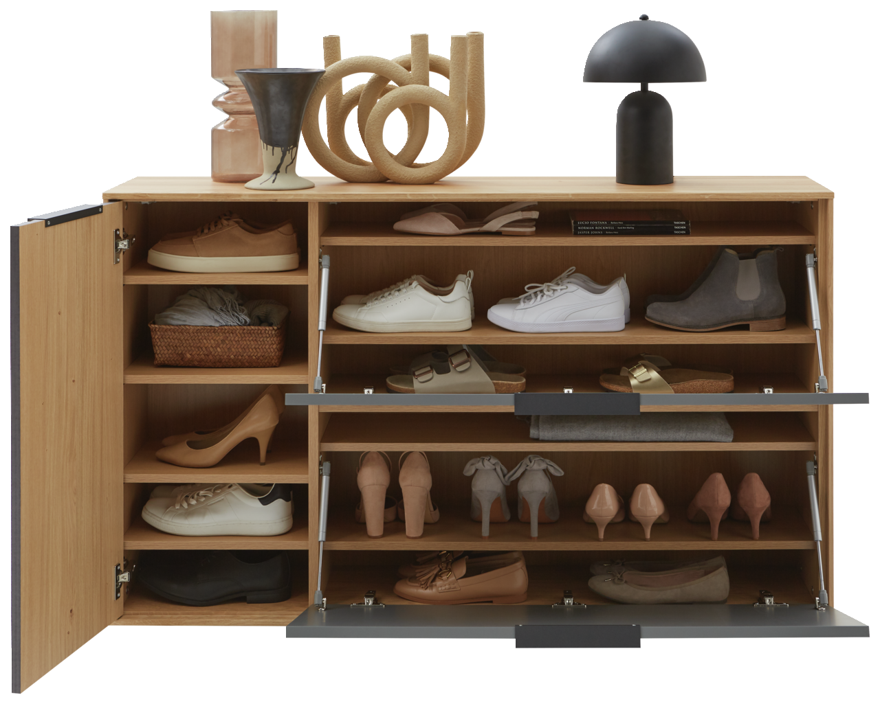 Hängeschuhschrank aus Holz mit mehreren Fächern, gefüllt mit verschiedenen Schuhen und dekorativen Objekten auf der Oberseite, frontal betrachtet.