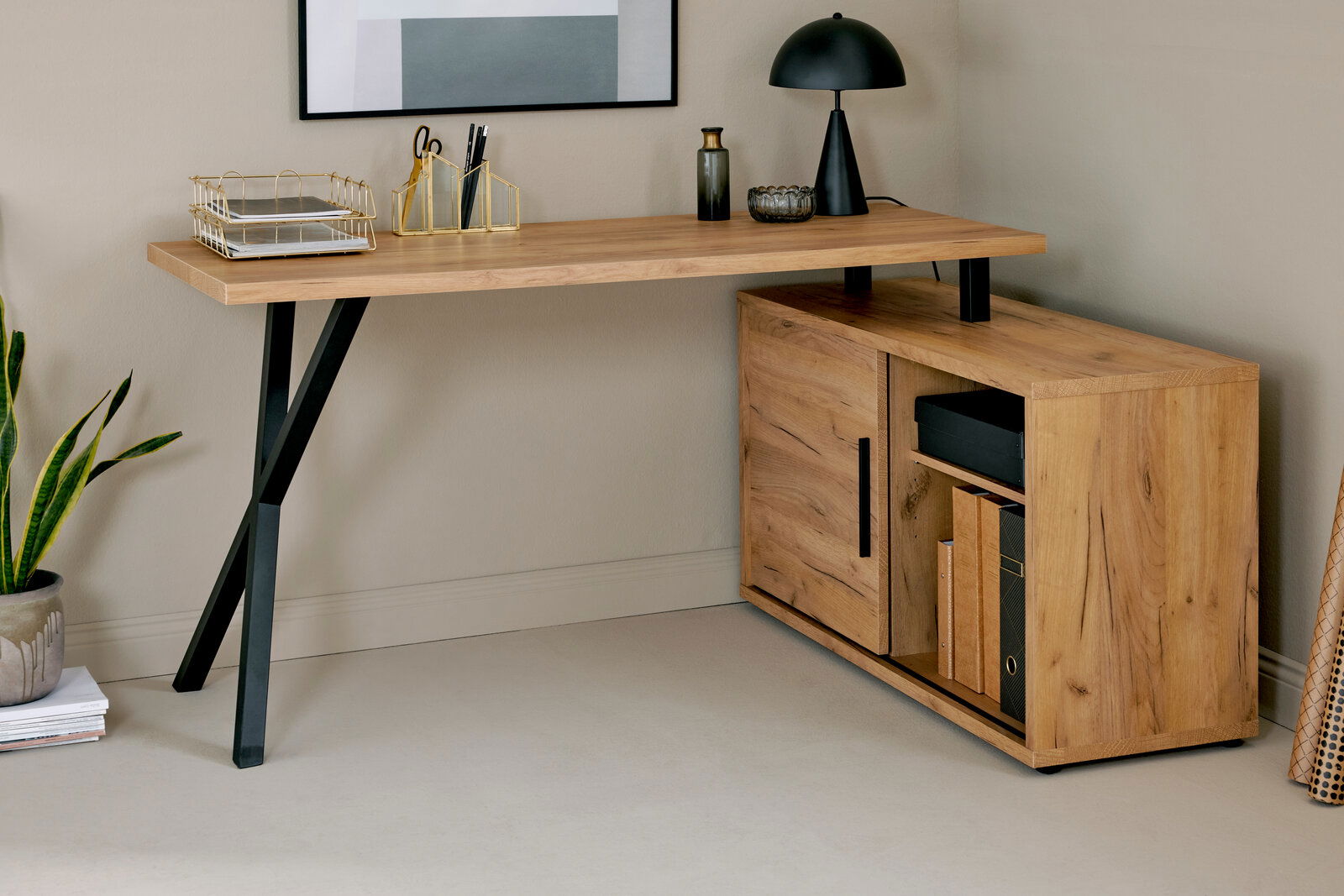Eck-Schreibtisch-Kombination aus Holz mit schwarzem Metallgestell, seitliche Perspektive