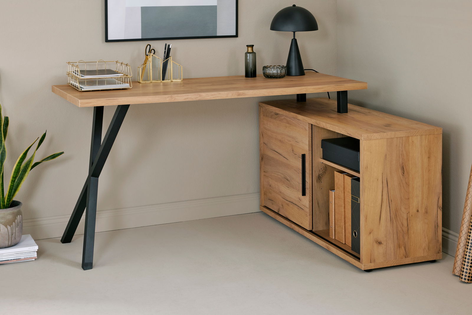 Eck-Schreibtisch-Kombination aus Holz mit schwarzem Metallgestell, seitliche Perspektive