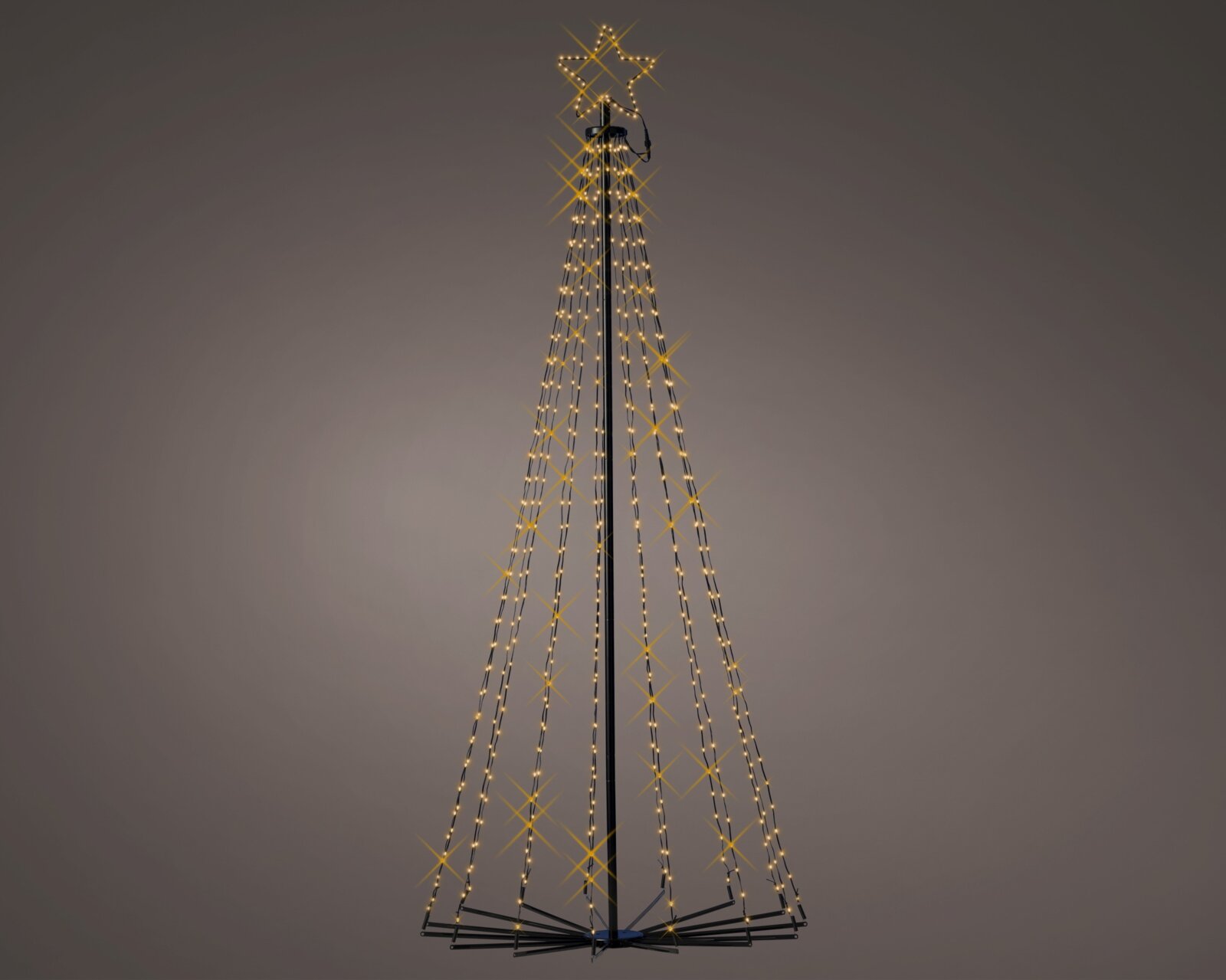 Frontansicht eines hohen, kegelförmigen LED-Weihnachtsbaums mit schwarzem Metallgestell, warmweißen Lichterketten und leuchtendem Stern an der Spitze vor dunklem Hintergrund