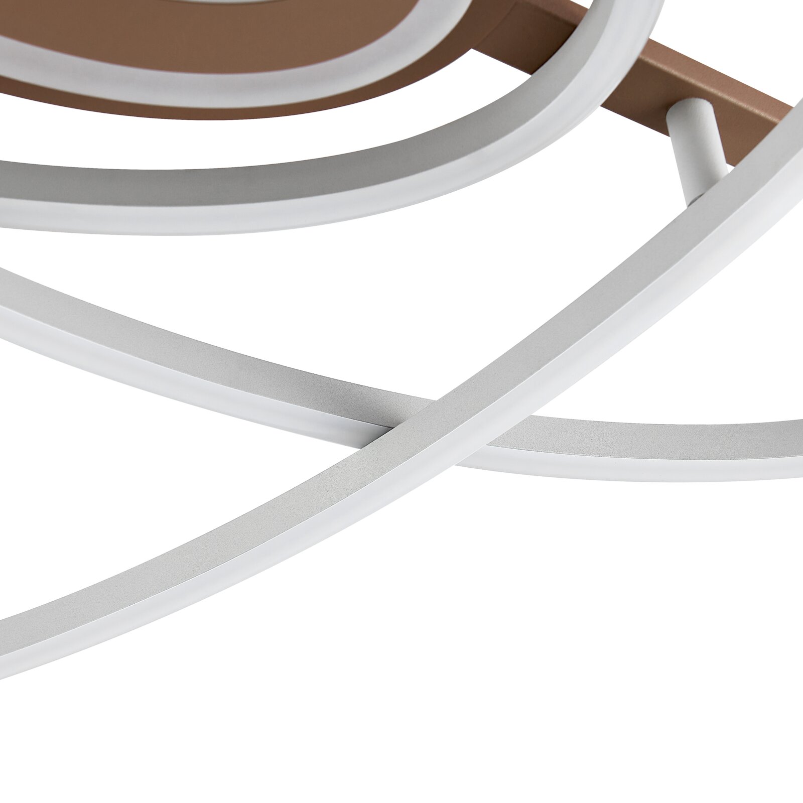 Close-up schuin bovenaanzicht van moderne LED plafondlamp met overlappende ronde ringen in wit met bronskleurige montageplaat