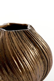 Nahaufnahme einer dekorativen Vase mit geriffelter, antik wirkender Oberfläche in Bronzeoptik, von oben betrachtet.