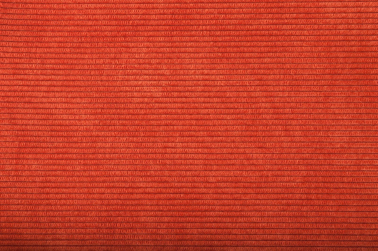 Nahaufnahme eines roten, gerippten Stoffes in horizontaler Perspektive