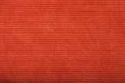 Nahaufnahme eines roten, gerippten Stoffes in horizontaler Perspektive