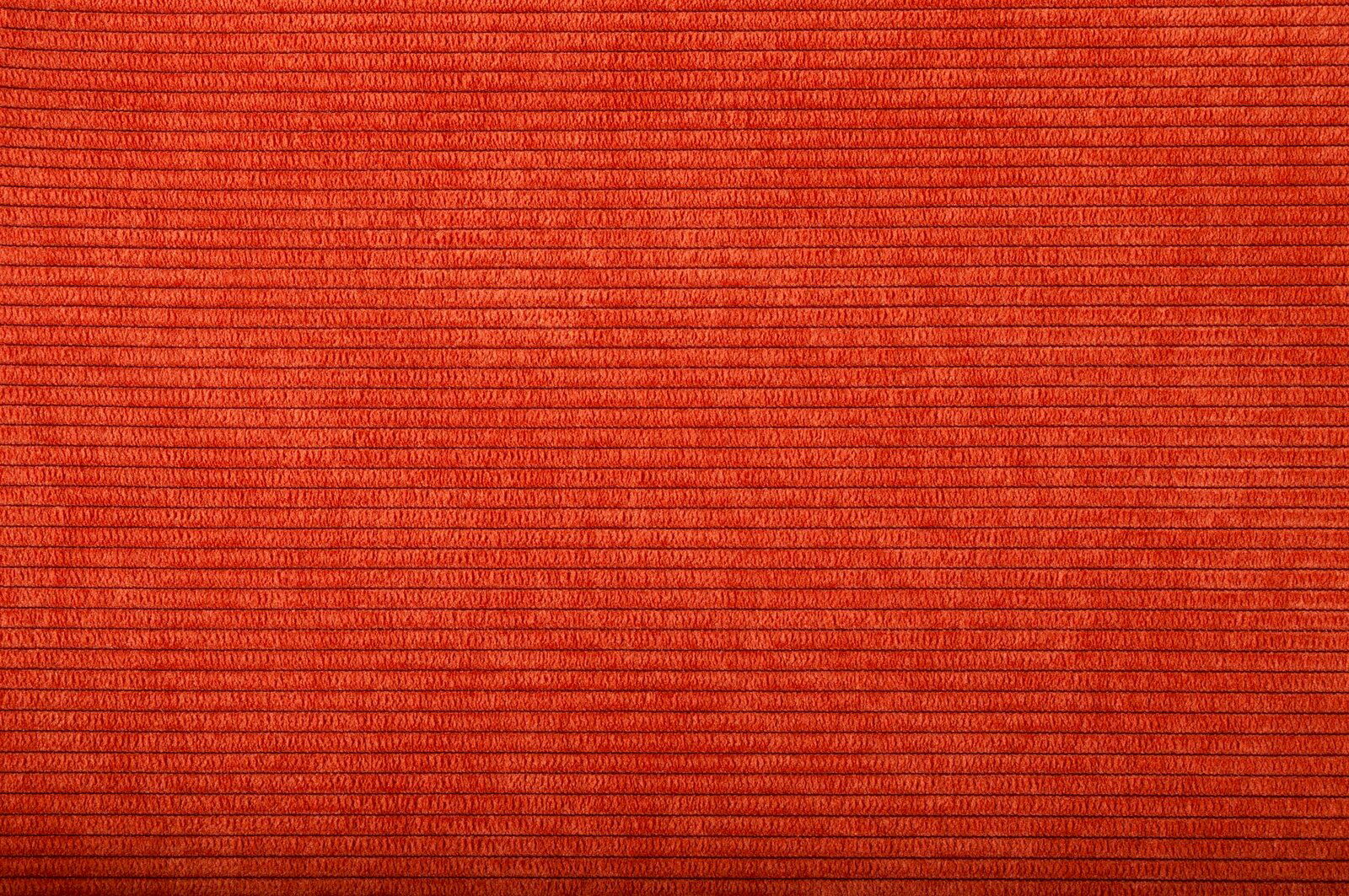 Nahaufnahme eines roten, gerippten Stoffes in horizontaler Perspektive