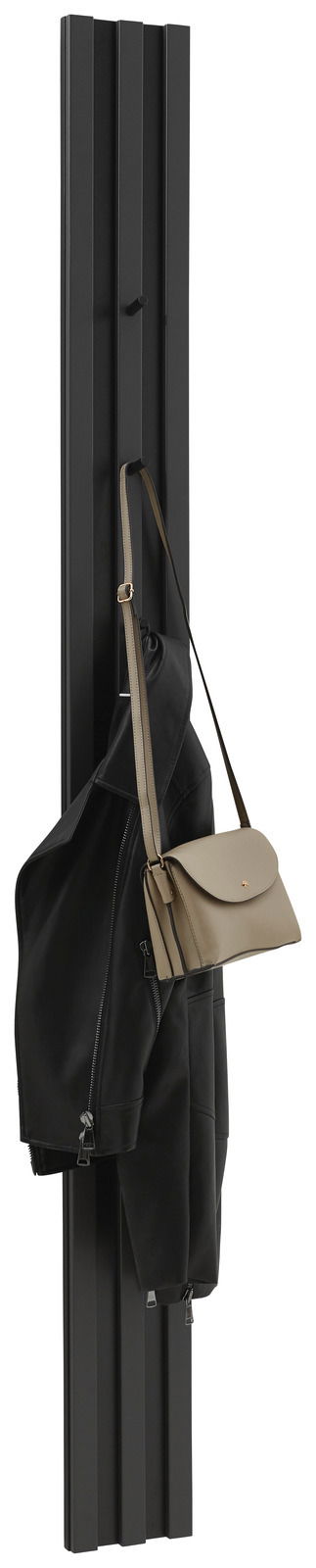 Schwarzes Garderobenpaneel mit Haken, an dem eine schwarze Jacke und eine beige Tasche hängen, seitliche Perspektive.