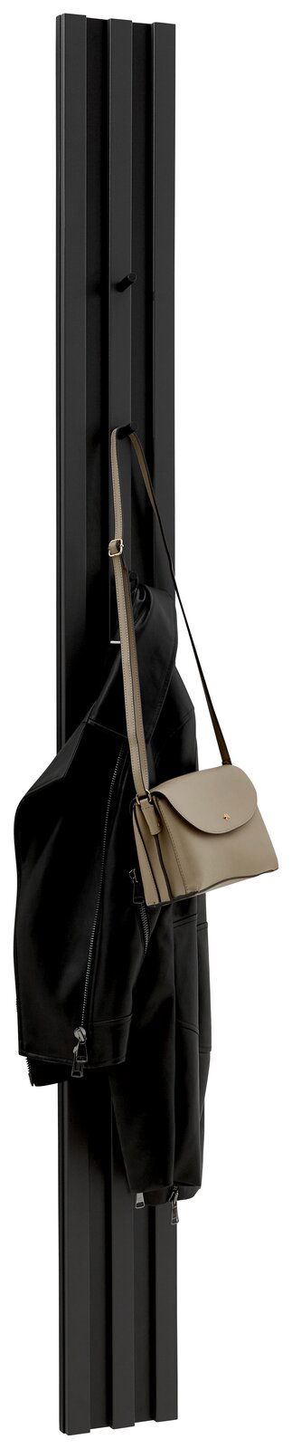 Schwarzes Garderobenpaneel mit Haken, an dem eine schwarze Jacke und eine beige Tasche hängen, seitliche Perspektive.