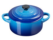 Blaue Mini Cocotte von Le Creuset, seitliche Perspektive