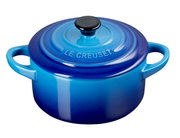 Blaue Mini Cocotte von Le Creuset, seitliche Perspektive