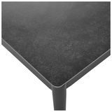 Nahaufnahme eines Loungetisches mit dunkler, glatter Oberfläche und abgerundeten Ecken, aus der Perspektive von oben.