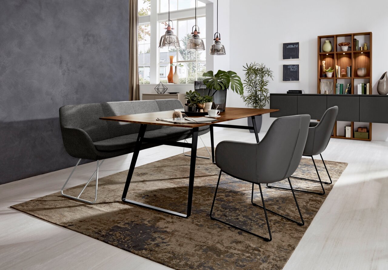 Moderne Polsterbank in einem stilvollen Esszimmer, seitliche Perspektive