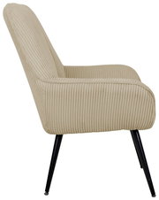 Seitenansicht eines beigen Sessels mit geripptem Stoffbezug und schwarzen Metallbeinen.
