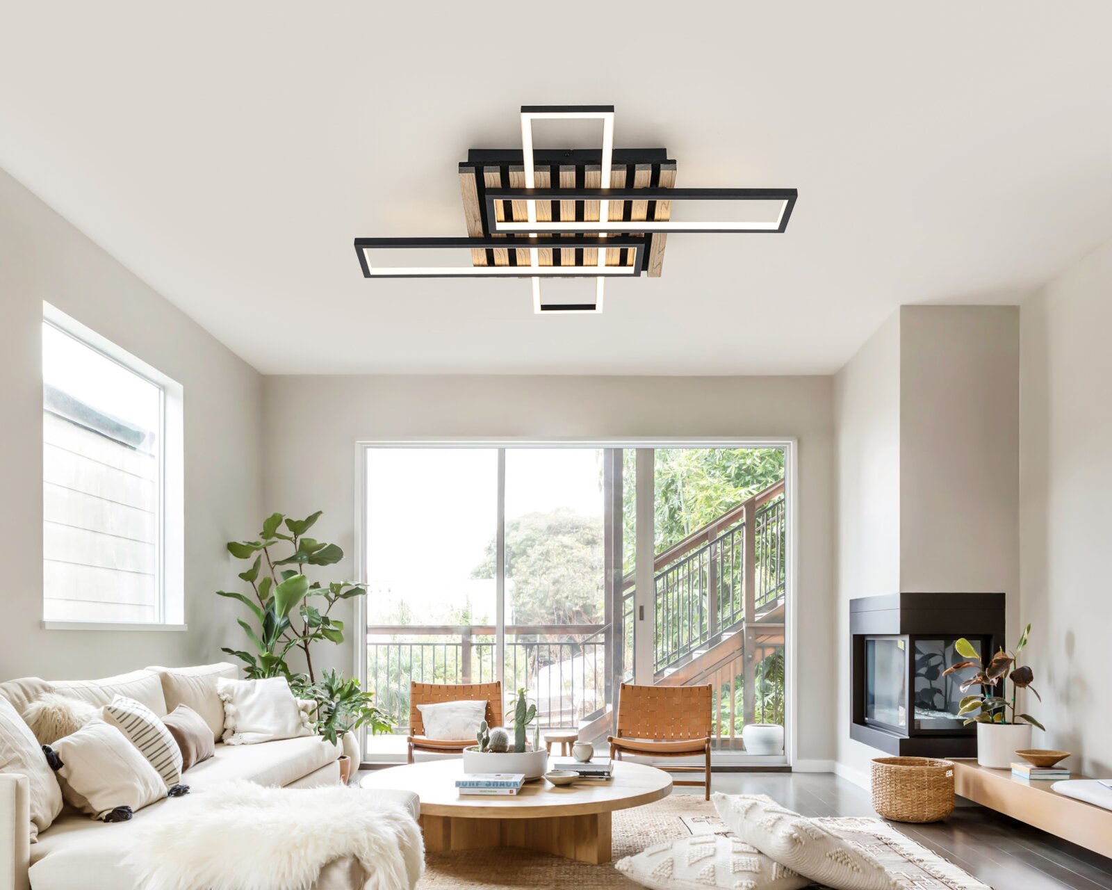 Moderne LED-Deckenleuchte in einem stilvollen Wohnzimmer, von unten betrachtet.