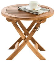 Runder Klapptisch aus Holz mit einer Tasse und Zeitung darauf, seitliche Perspektive