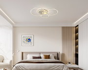 Moderne led-plafondlamp met een cirkelvormig ontwerp, van onderaf gezien in een stijlvolle slaapkamer.