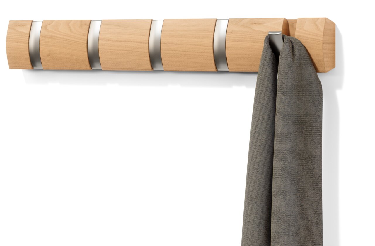 Moderne Wandgarderobe aus Holz mit Metallakzenten, frontal abgebildet, mit einem grauen Tuch an einem Haken.