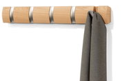 Moderne Wandgarderobe aus Holz mit Metallakzenten, frontal abgebildet, mit einem grauen Tuch an einem Haken.