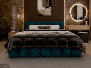 Frontale Ansicht eines eleganten Polsterbetts mit grünem Kopfteil, luxuriöser Bettwäsche und stilvoller Schlafzimmerdekoration.