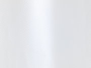 Nahaufnahme eines weißen Duschvorhangs mit feiner Textur, frontal betrachtet.