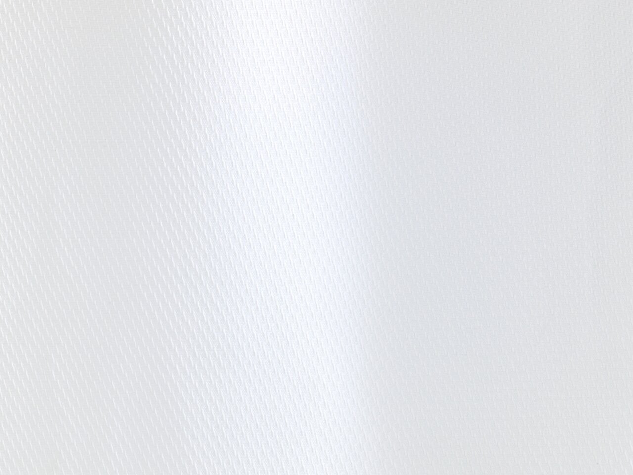 Nahaufnahme eines weißen Duschvorhangs mit feiner Textur, frontal betrachtet.