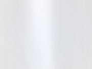 Nahaufnahme eines weißen Duschvorhangs mit feiner Textur, frontal betrachtet.