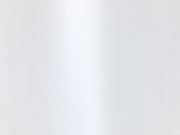 Nahaufnahme eines weißen Duschvorhangs mit feiner Textur, frontal betrachtet.