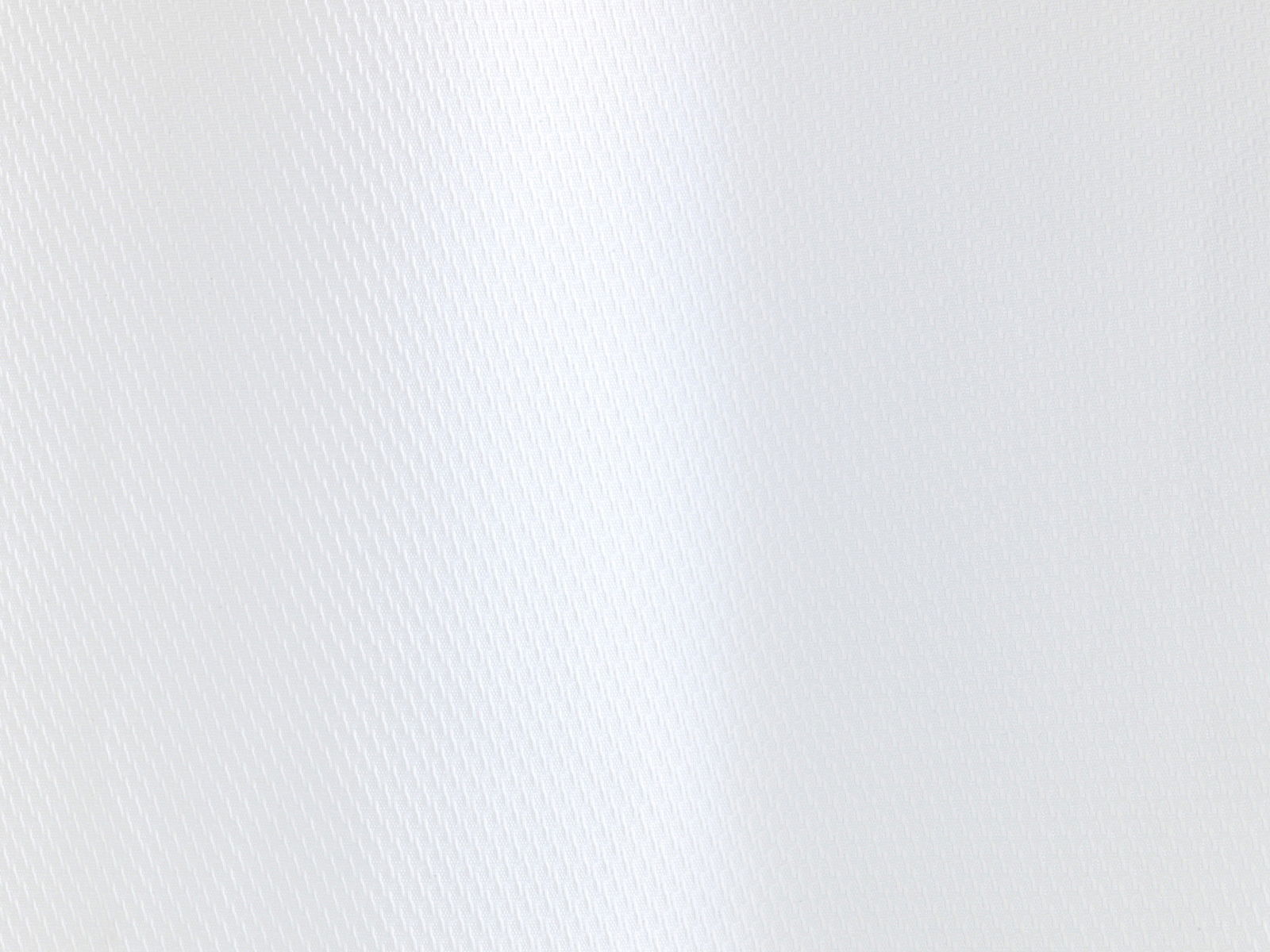 Nahaufnahme eines weißen Duschvorhangs mit feiner Textur, frontal betrachtet.