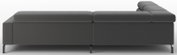Donkergrijze modulaire hoekbank met lage rugleuning, brede armleuning links en chaise longue rechts op slanke metalen poten, zijaanzicht