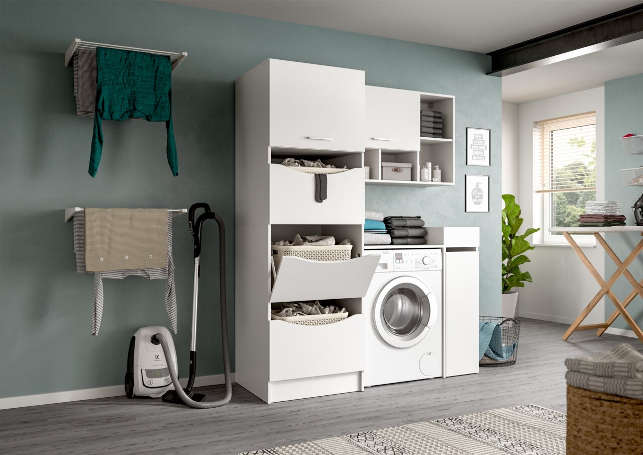 Modernes weißes Waschküchenmöbel-Set mit Hochschrank, Hängeschränken und Unterschrank über einer Frontlader-Waschmaschine, mit offenen Fächern und Klappkörben; Perspektive: frontale Ansicht leicht von links.