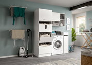 Modernes weißes Waschküchenmöbel-Set mit Hochschrank, Hängeschränken und Unterschrank über einer Frontlader-Waschmaschine, mit offenen Fächern und Klappkörben; Perspektive: frontale Ansicht leicht von links.