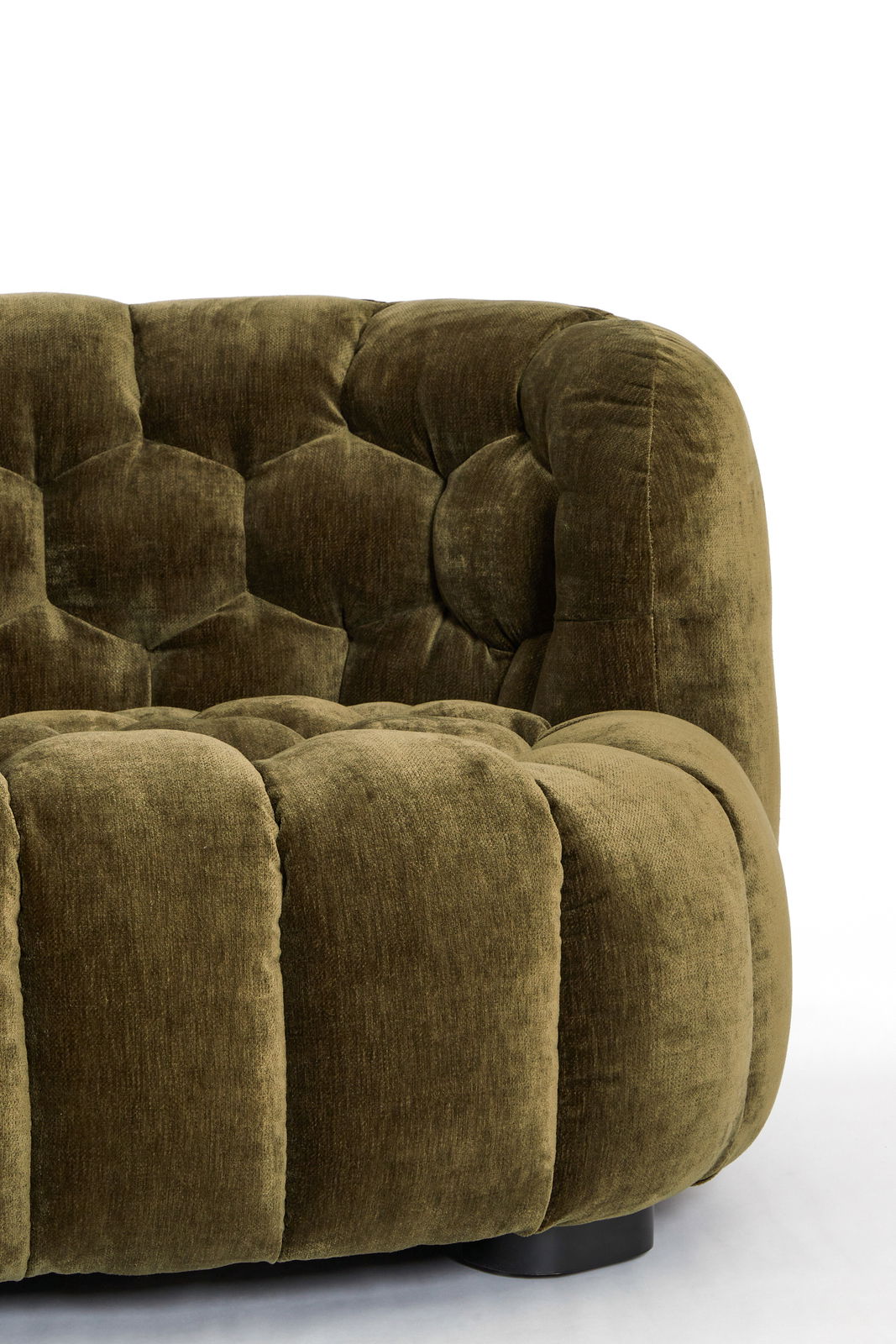 Nahaufnahme einer olivgrünen Couch mit gepolstertem, gestepptem Design, seitliche Perspektive