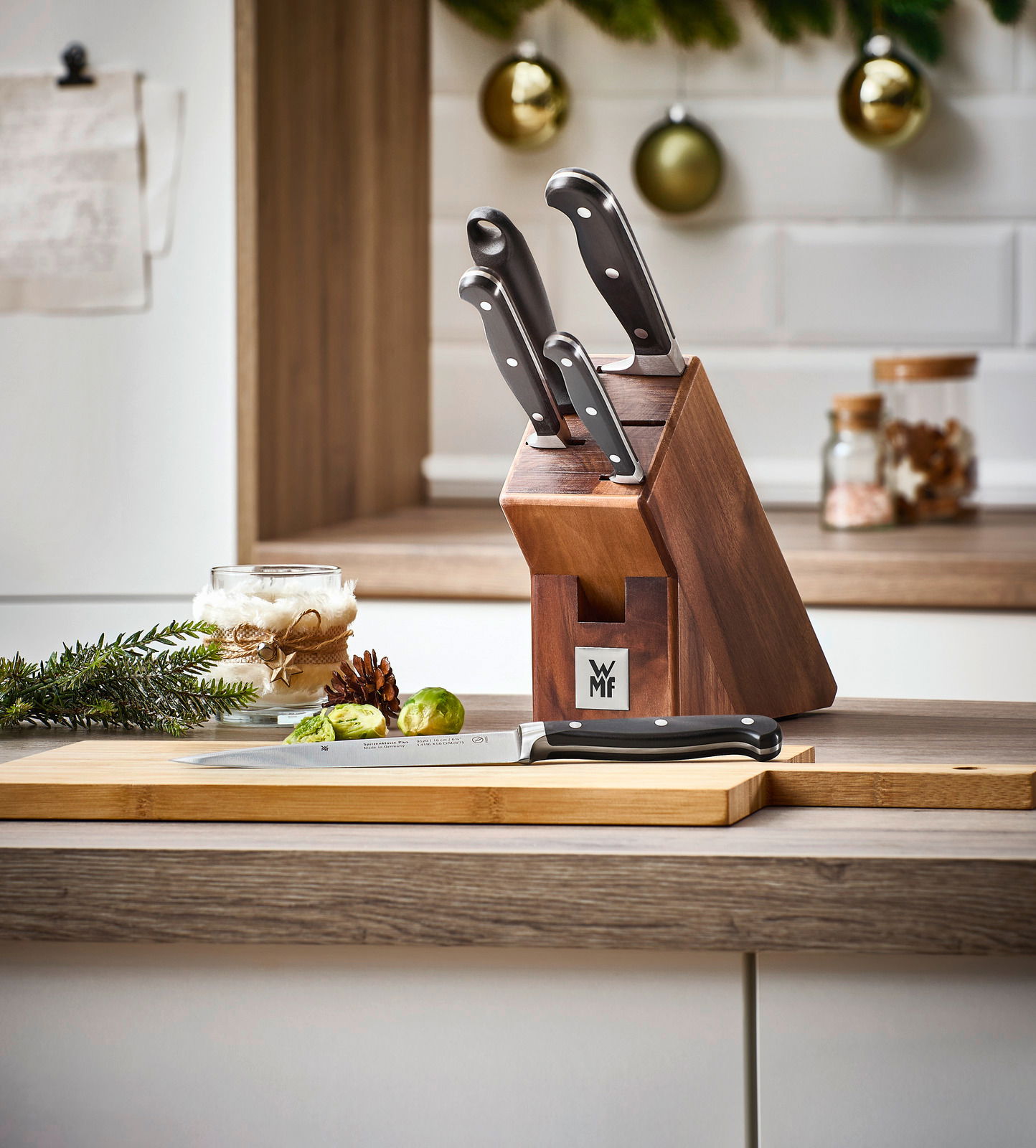 WMF 6tlg Messerblock 6-tlg. SPITZENKLASSE Messerblock Spitzenklasse 6-teilig von WMF in einer modernen Küche, seitliche Perspektive