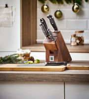 Messerblock Spitzenklasse 6-teilig von WMF in einer modernen Küche, seitliche Perspektive