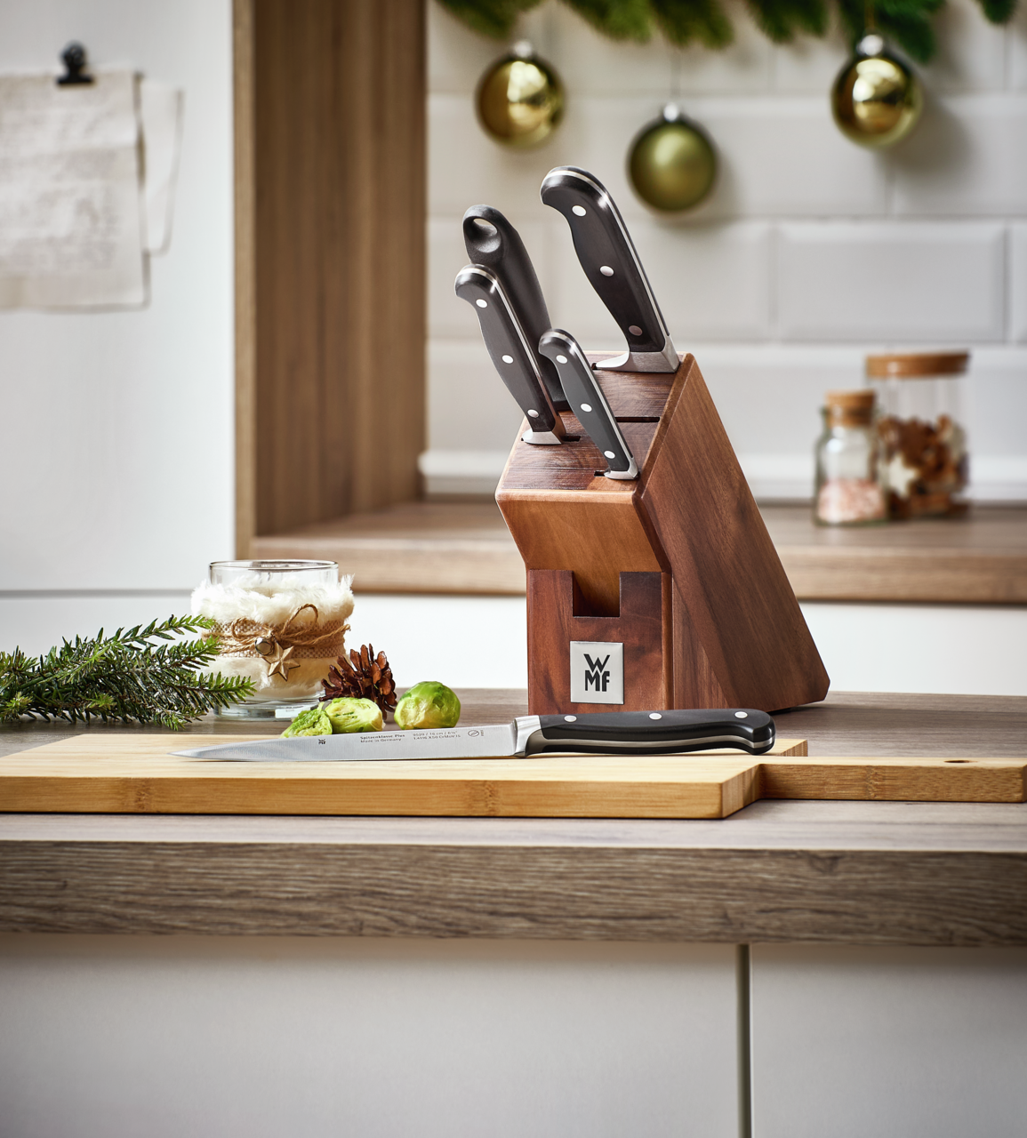 Messerblock Spitzenklasse 6-teilig von WMF in einer modernen Küche, seitliche Perspektive