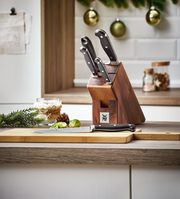 Messerblock Spitzenklasse 6-teilig von WMF in einer modernen Küche, seitliche Perspektive