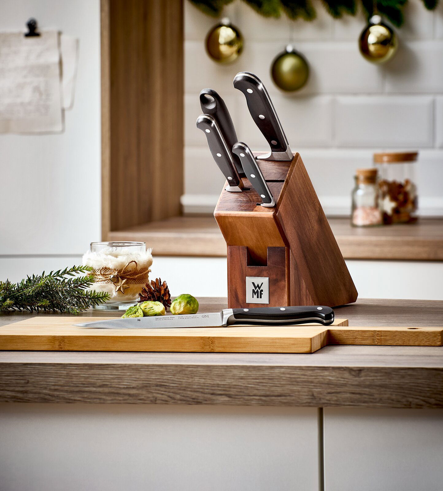 Messerblock Spitzenklasse 6-teilig von WMF in einer modernen Küche, seitliche Perspektive