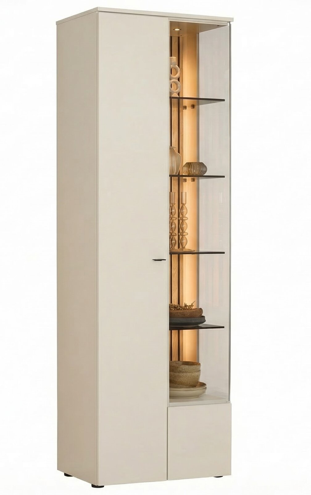 Witte hoge vitrinekast met glazen deur, glazen legplanken en warme LED-verlichting, gefotografeerd in schuin vooraanzicht (driekwart) op een witte achtergrond.