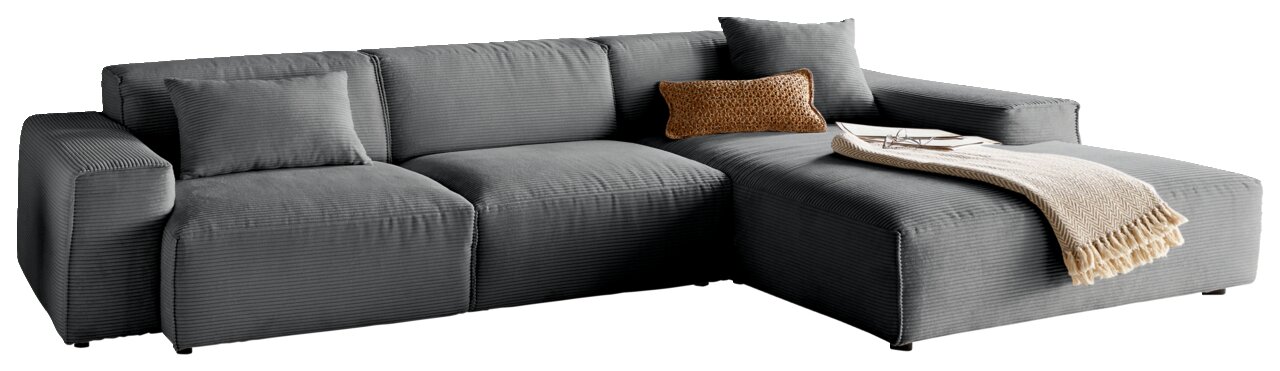 Graues Ecksofa mit Ottomane, dekoriert mit Kissen und Decke, Perspektive von vorne.
