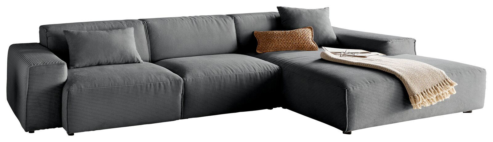 Lounge Handmade Ecksofa LH-EDINA Graues Ecksofa mit Ottomane, dekoriert mit Kissen und Decke, Perspektive von vorne.