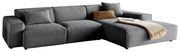 Graues Ecksofa mit Ottomane, dekoriert mit Kissen und Decke, Perspektive von vorne.