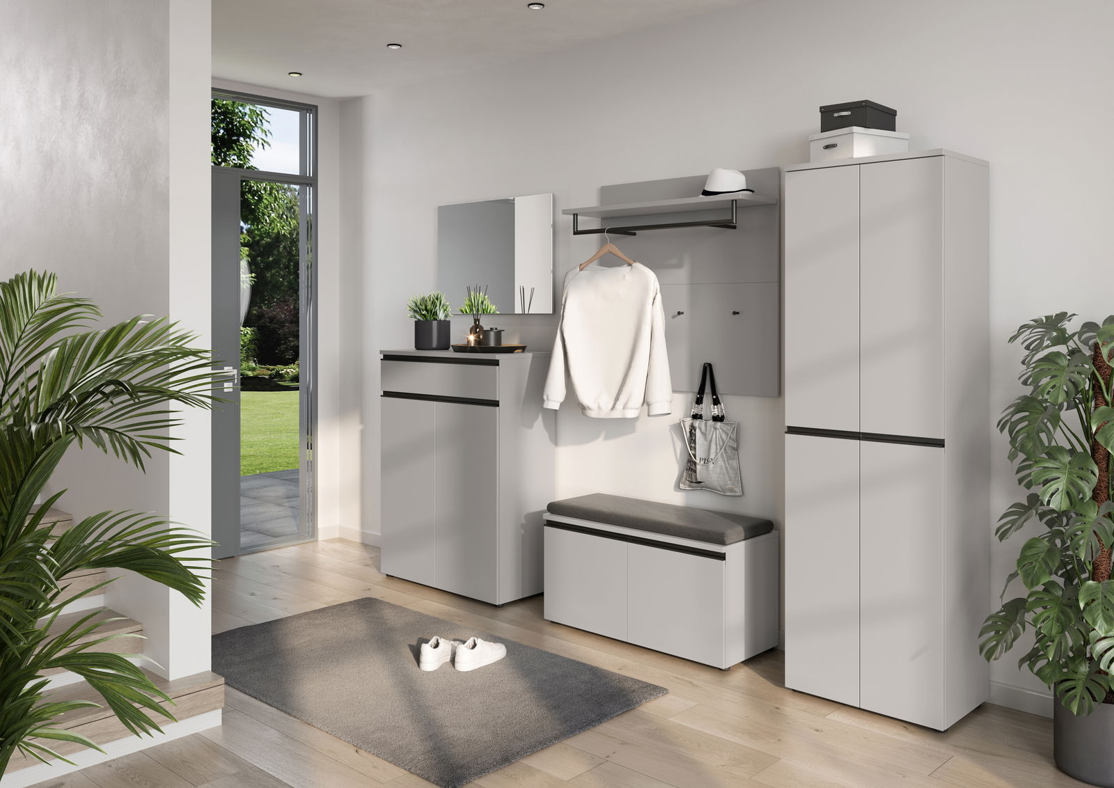 Moderne Garderobeneinrichtung mit Schuhschrank, Spiegel, Schuhbank, Garderobenpaneel und Garderobenschrank in einem hellen Raum mit Blick auf den Garten.