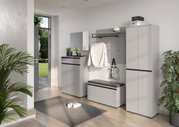 Moderne Garderobeneinrichtung mit Schuhschrank, Spiegel, Schuhbank, Garderobenpaneel und Garderobenschrank in einem hellen Raum mit Blick auf den Garten.